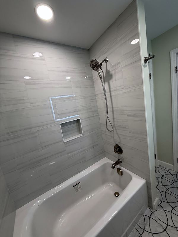 Tub with gray plank tile surround and double niche