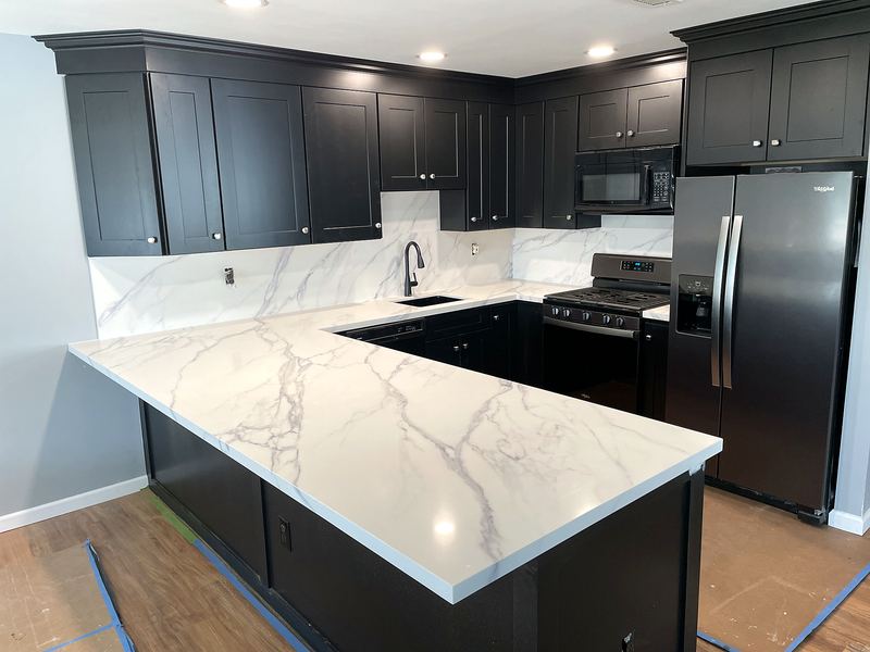 Black shaker kitchen with Calacatta-look quartz
